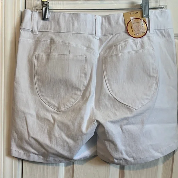 NWT- White Women's Size 14W Shorts - Picture 5 of 6